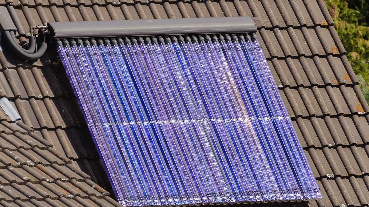 Capteur solaire thermique à tubes sous vide sur toiture en tuiles