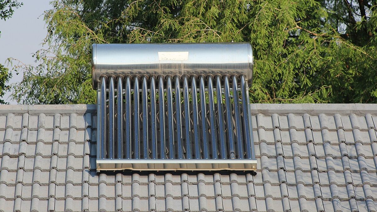 Chauffe-eau solaire avec ballon et tubes sous vide en toiture